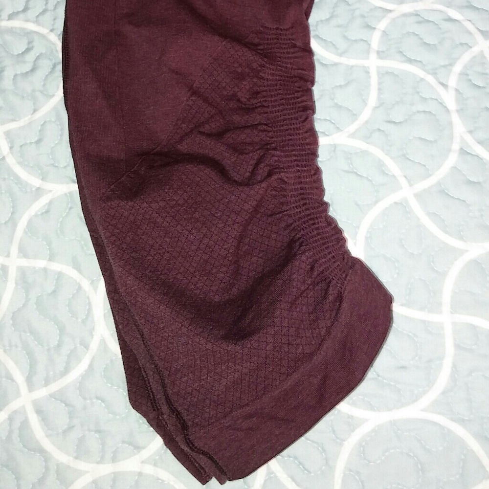 Lululemon burgundy size 6 capris